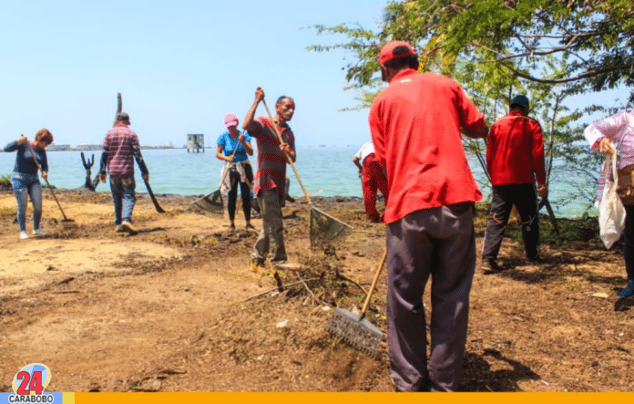 Extraen Toneladas De Desechos Petrolizados Del Lago De Maracaibo