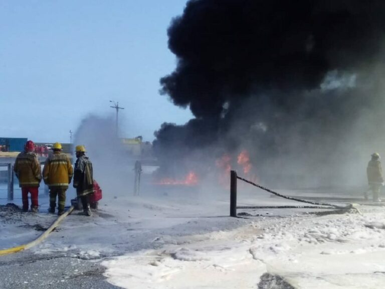 Lacava: Con químico y espuma provenientes de Amuay se controló el fuego en la Refinería El Palito