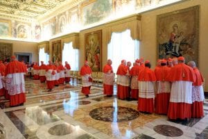 reunión de cardenales para preparar el cónclave