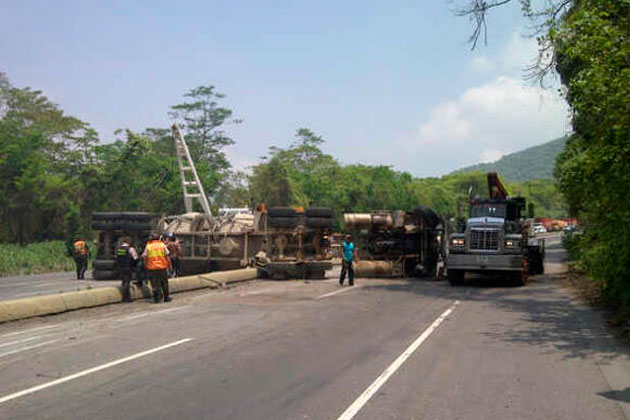 Choque de gandola y autobus