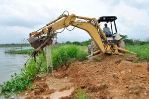 continúa la construcción del muro de Paraparal