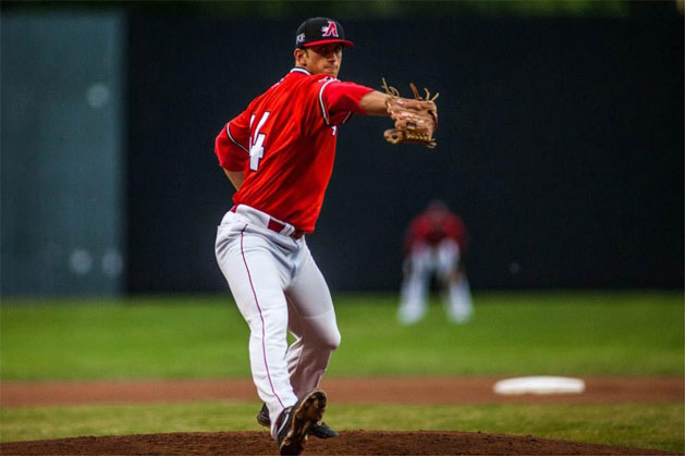 Alexander Burkard fue nombrado "Pitcher del año" en liga independiente de Canadá