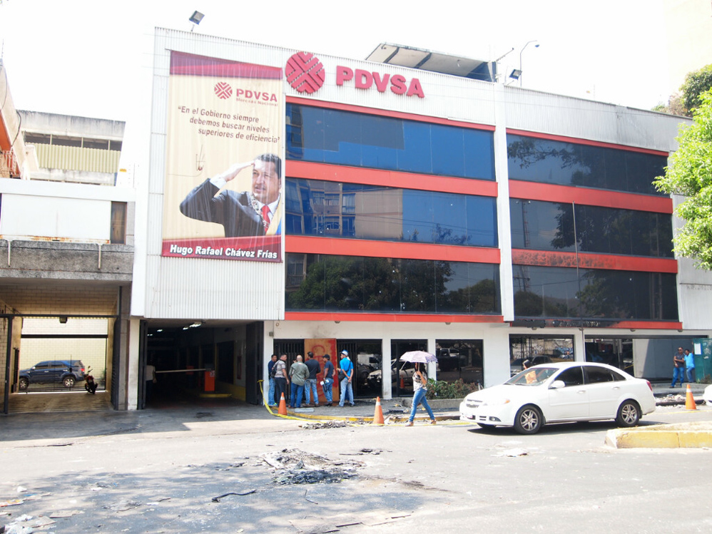 Destrozos en sede de Pdvsa de la avenida Bolívar