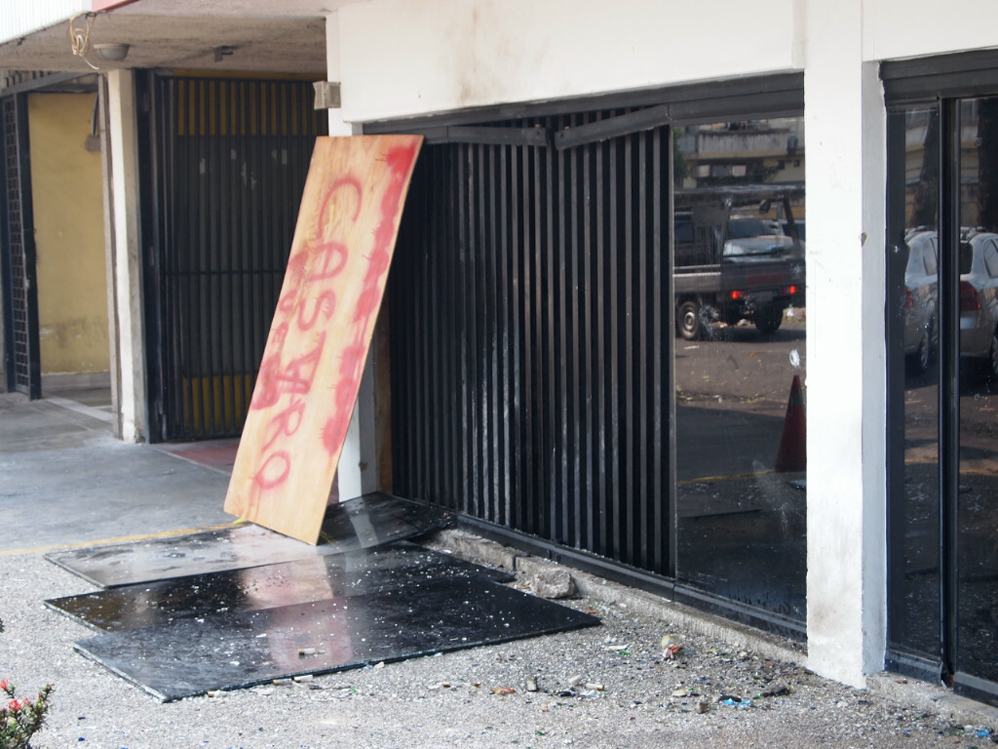 Destrozos en sede de Pdvsa de la avenida Bolívar