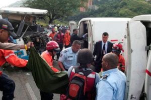 colisión entre camión y autobús