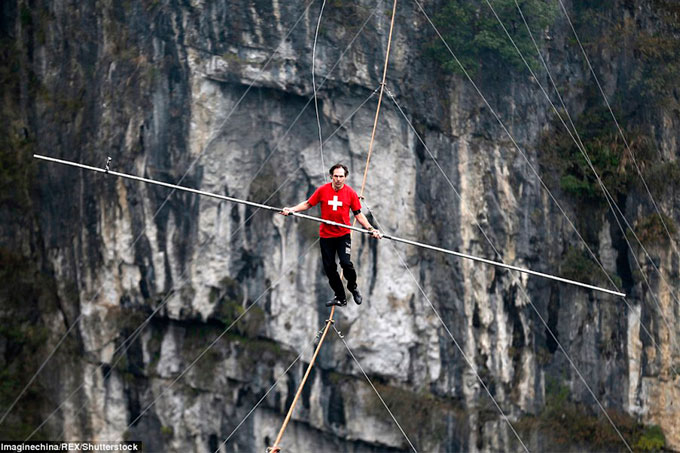 En fotos: ¡Increíble! Acróbata caminó sobre cable de acero suspendido a mil pies de altura
