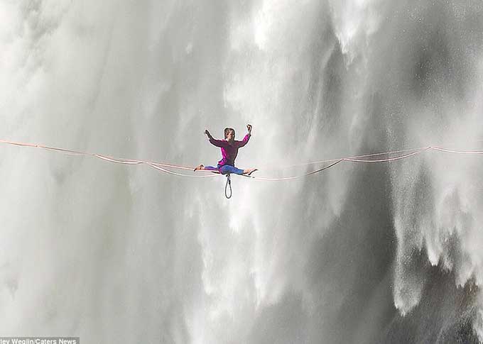 En fotos: ¡Extrema! Mujer sorprendió con acrobacias sobre una cuerda al practicar highline