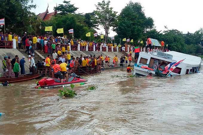 13 muertos por hundimiento de un barco en Tailandia (+fotos)