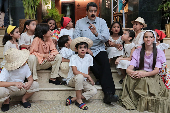 Maduro notificó la instalación en 8.100 escuelas el movimiento de teatro "César Rengifo"