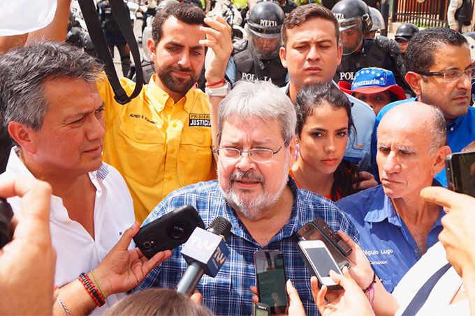 Carlos Santafé se movilizó hasta inmediaciones del CNE en Carabobo