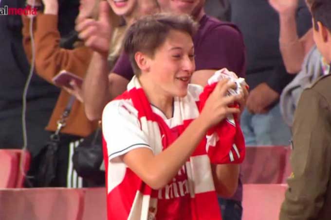 ¡Gran gesto! Mesut Özil cumplió el sueño de un niño fanático (+video)