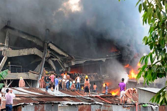 25 muertos deja explosión en fábrica de Bangladés