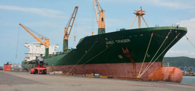 Arriban mil 496 toneladas de productos y alimentos a Puerto Cabello