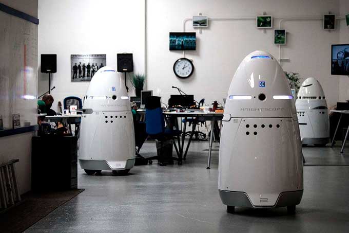 Nuevos robots policías patrullan en China