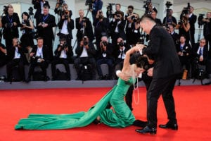 Actriz Jing Ke se cayó en plena alfombra roja de Venecia 