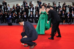 Actriz Jing Ke se cayó en plena alfombra roja de Venecia 