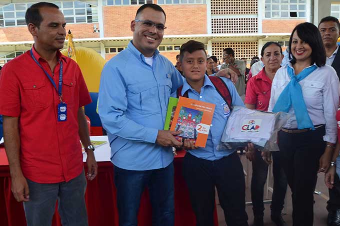 Alcalde Gerardo Sánchez entregó kit escolar a estudiantes del municipio