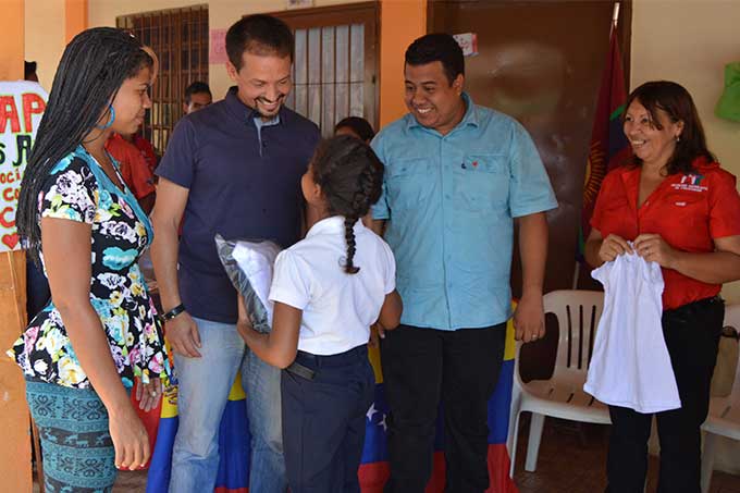Alcalde de Libertador entregó kit de uniformes escolares
