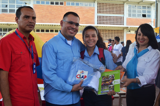 Gerardo Sánchez entregó kits escolares de los CLAP