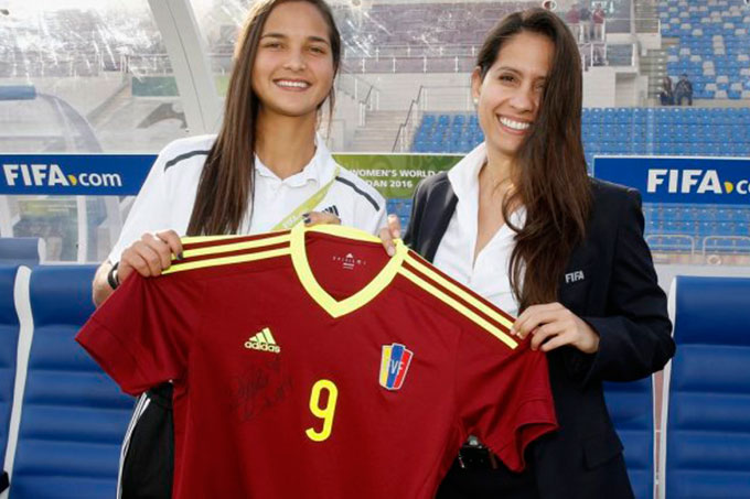 Camiseta número 9 de Deyna Castellanos entró al museo de la FIFA