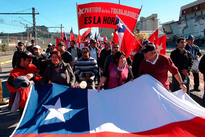 Chilenos piden aumento salarial a la presidenta Michelle Bachelet