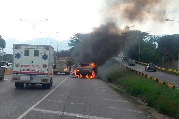 Vehículo se incendió en Valencia a la altura del distribuidor Las Clavellinas (+fotos)