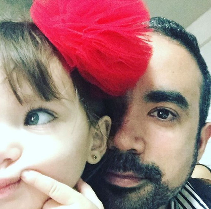 Carlos Velásquez conocido como "El Nenecio" junto a su hija "Amazing" Barbarita dijo: "Tenemos el mismo color de ojos lo qué pasa es que yo uso lentes de contacto oscuros"