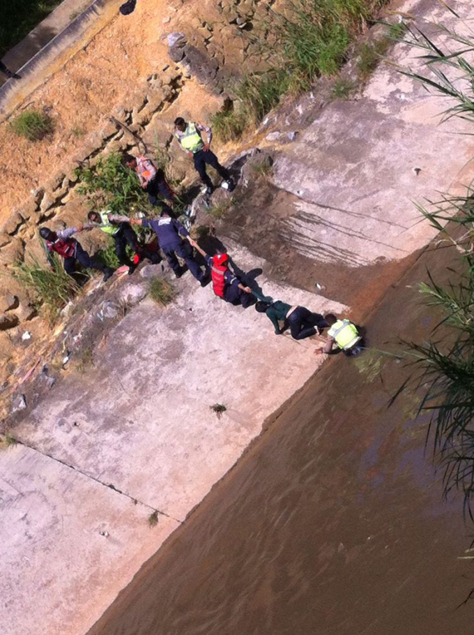 Rescatan a ciudadana que cayó al Río Guaire (+fotos)