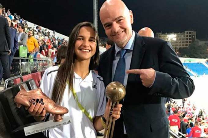 Deyna Castellanos recibió su bota y balón de bronce del Mundial