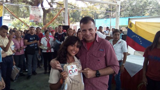 Más de mil kits escolares distribuyó CLAP textil en Tacarigua