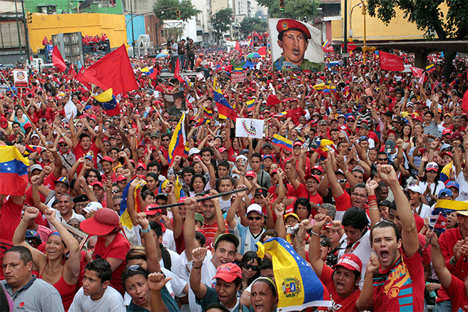 Pueblo venezolano marcha a Miraflores para defender logros educativos
