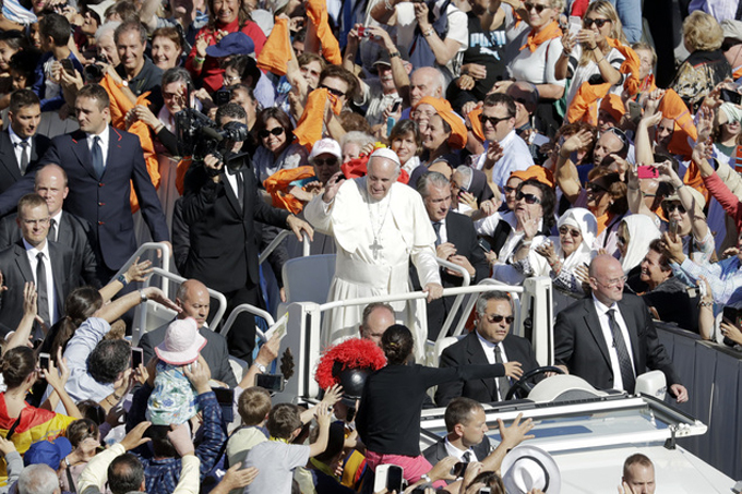Papa Francisco usará tres papamóvil en su visita a Colombia