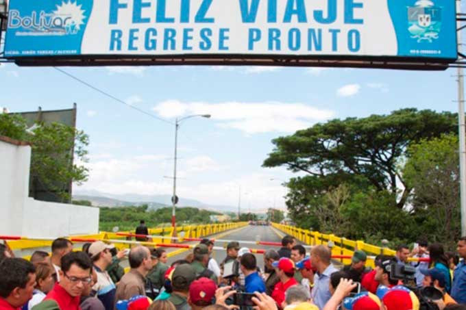 Miles de personas transitan por puentes internacionales Simón Bolívar y Santander