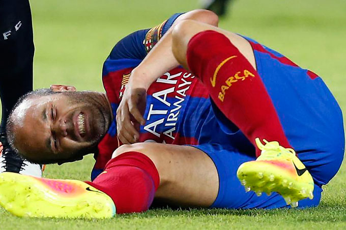 Andrés Iniesta se lesionó durante el partido contra el Valencia