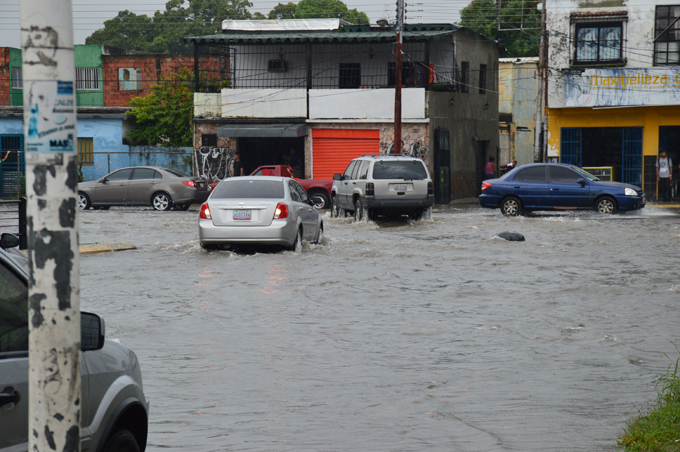 calles de Naguanagua se inundaron tras repentinas lluvias