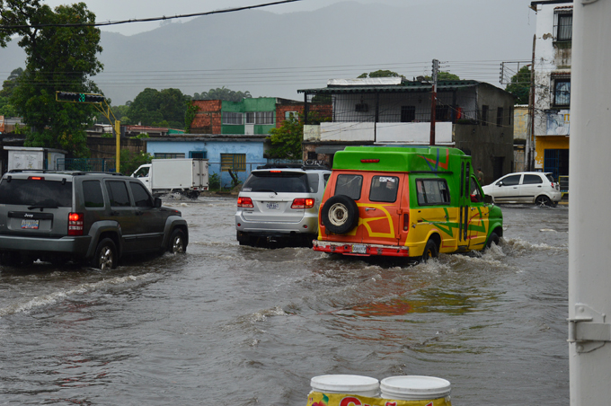 calles de Naguanagua se inundaron tras repentinas lluvias