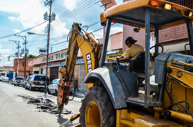 Alcaldía inició reparación de hueco en calle Páez y Carabobo de Guacara