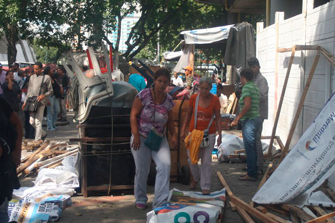 Metro de Caracas desalojó vendedores informales de estación Petare