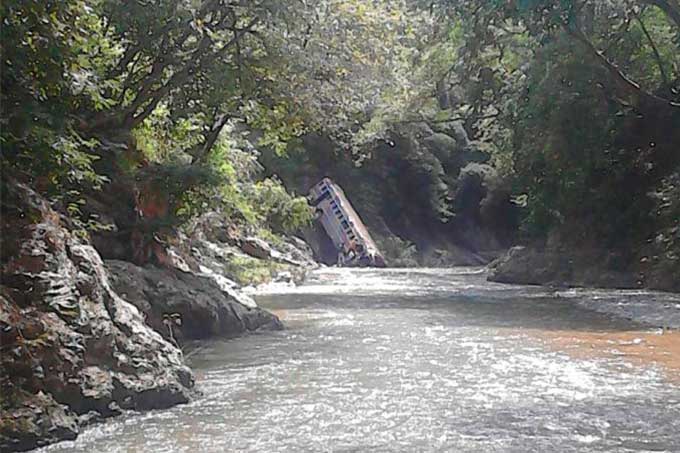 Un muerto y 45 heridos dejó autobús que cayó a un río en Aragua