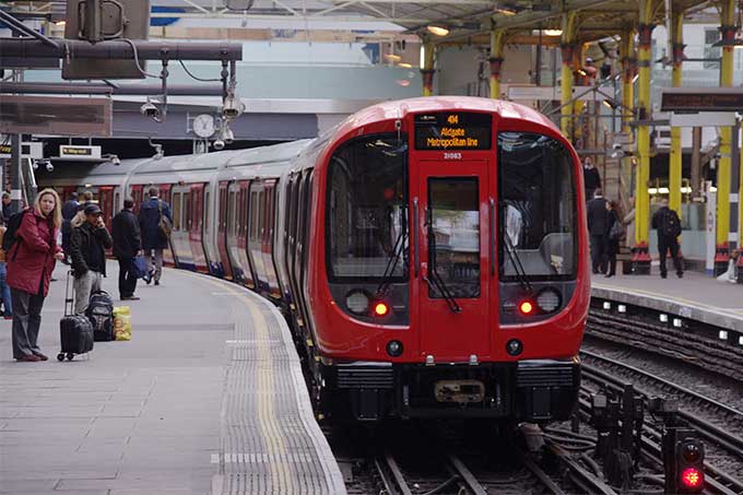 ¡Terror en Londres! Ataque con cuchillo deja tres heridos en un metro