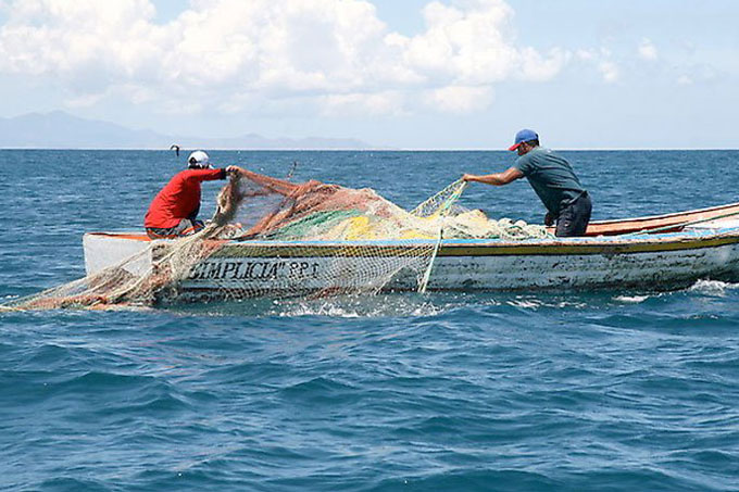 Encontrados pescadores con vida tras su desaparición en costas aragüeñas