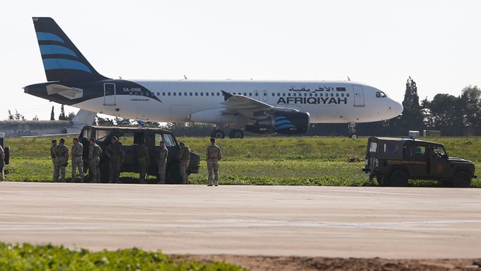 Secuestradores del avión libio se rindieron: están detenidos