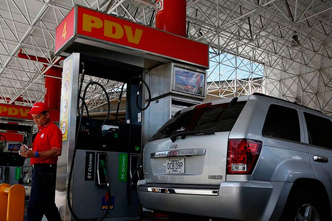 Maduro anuncia venta de gasolina en moneda internacional en la frontera