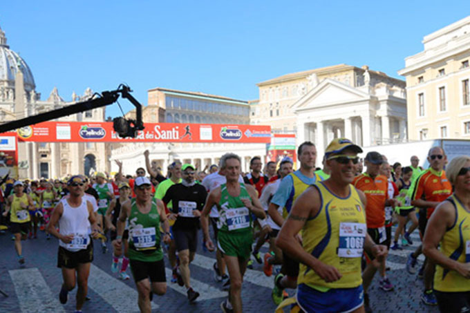 10 mil corredores despidieron hoy el 2016 en Roma con una carrera