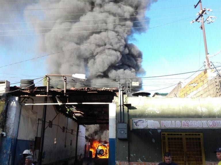 Incendio en taller mecánico de Valencia consumió 7 vehículos (+fotos)