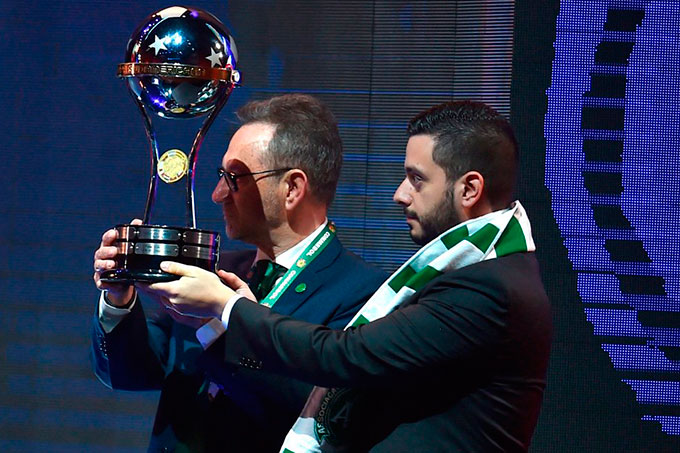 Club Chapecoense recibió trofeo como Campeón de Sudamerica
