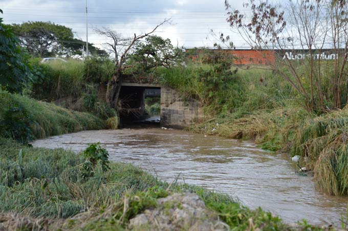 Alcaldía de Los Guayos niega falta de mantenimiento en río