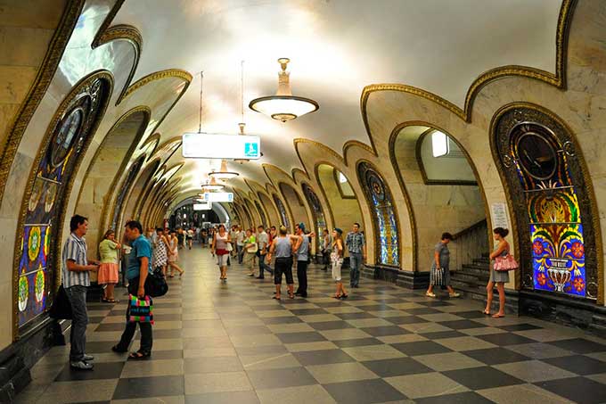 Evacúan tres estaciones de tren en Moscú por aviso de bomba