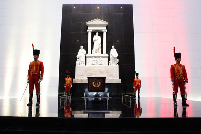 Rinden homenaje al Libertador Simón Bolívar en el Panteón Nacional