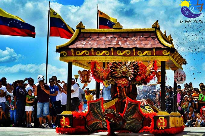 Más de 35 mil visitantes disfrutan el tradicional desfile de Los Locos de la Vela